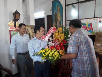 Chủ tịch UBND Quận Gò Vấp và phái đoàn lãnh đạo Quận chúc mừng Giáng Sinh Cha sở Giuse Phạm Đức Tuấn