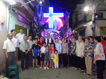 Cha sở làm phép hang đá 12 giáo khu